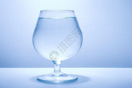 相当透明夏天干净的玻璃里有小泡的清水设计图片