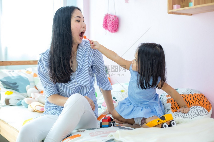甜点快乐的女人和小孩一起吃甜的可口在室内图片