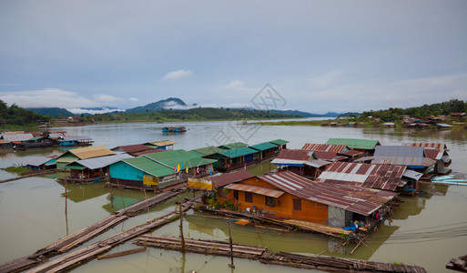 泰国湖边的豪华建筑船树山旅行图片