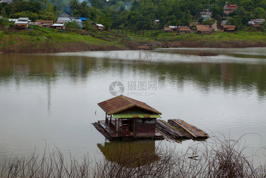 建造景观漂浮的泰国湖边豪华建筑船图片