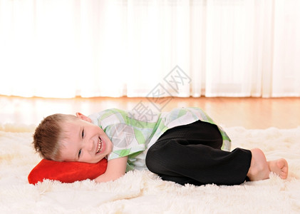 一种豪华的白色孩子躺在地上满心红肿的图片