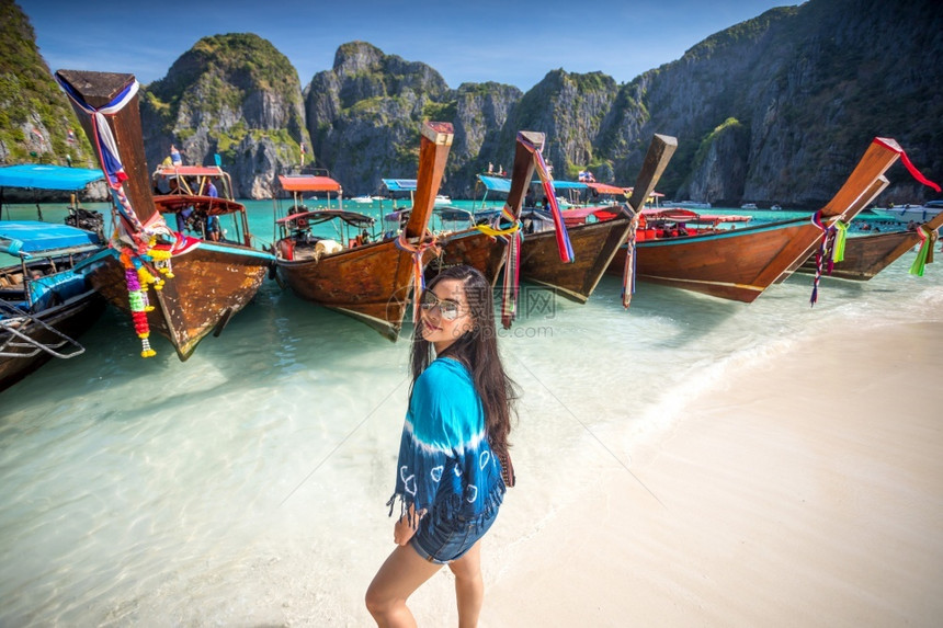 在泰国Phiphi岛Krabi玛雅湾的年青亚洲妇女年轻的热带图片