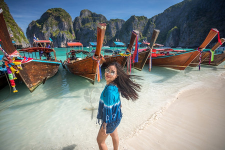 海女士张贴在泰国Phiphi岛Krabi玛雅湾的年青亚洲妇女图片