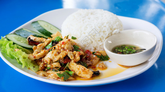 香辣炸鸡配有叶和蒸饭泰国酱午餐图片