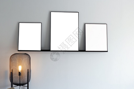 三个相框素材白色的艺术品现代室内和墙上的三个空相框白海报客厅文本的画布空间特写现代室内和墙上的三个空相框客厅文本的画布空间家具背景
