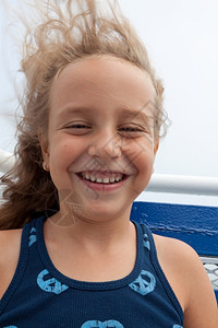 美丽的可爱小女孩肖像欢笑着头发在风中吹响皮肤女图片