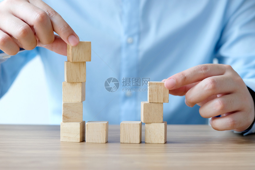 几何的手握桌子背景商业概念模拟板上的空白木男用手人空白的图片