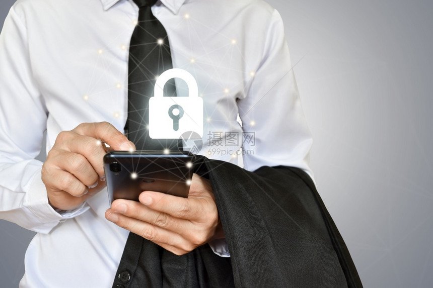 触碰拥有屏盾锁的移动电话实业家网络安全数据保护和信息技术网络概念的安全数据保护和信息技术网络概念密码屏幕图片