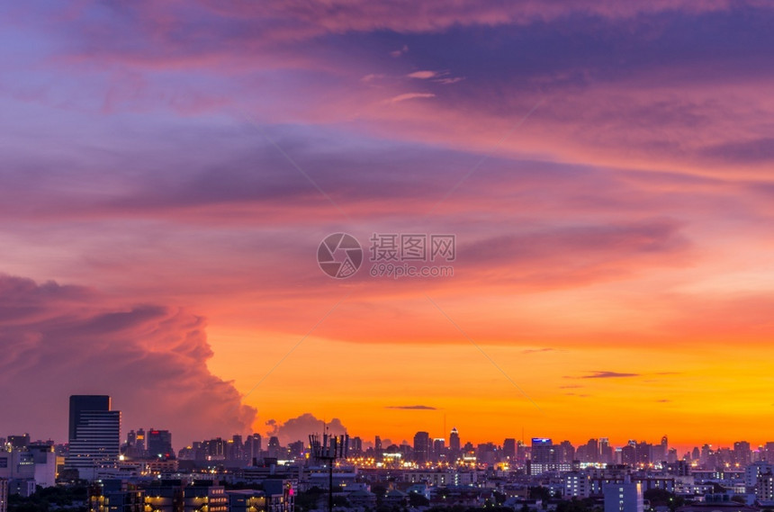 天空一种Bangkokrsquos商业区的美丽城市景观和黄昏时分的住宅区曼谷城市景观美丽的图片