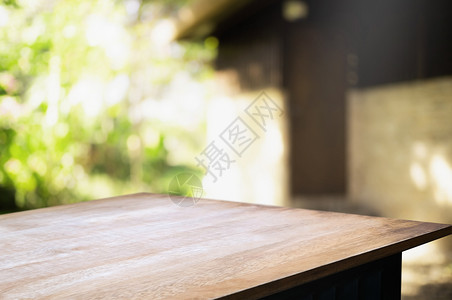 桌子带模糊的与室外花园背景相匹配的空木桌乡村家背景图片