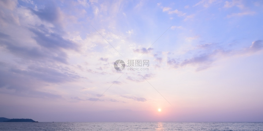 黎明海洋在泰国PhangNga的ChaoLak海滩安达曼日落粉色的图片
