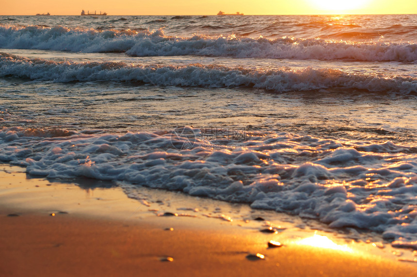 海上日落浪中的出上落大西洋阳光旅行图片