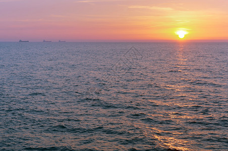 海上日落浪中的出上落大西洋夏天地平线图片