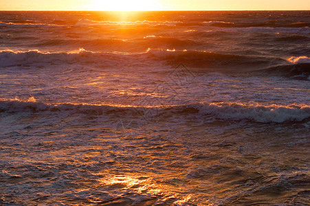 海洋黄昏美丽的上日落浪中的出上落图片