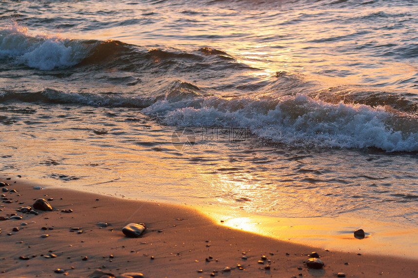 海上日落浪中的出上落季节金海岸图片