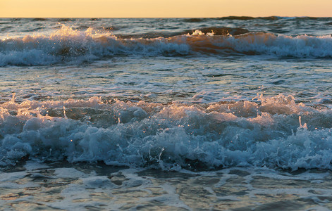 海上日落浪中的出上落夏天金子风景图片