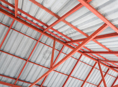 框架财产仓库内金属屋顶结构里面有白色屋顶瓦砖的金属结构抽象的图片