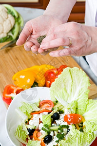 菜肴美食烹饪准备新鲜蔬菜的素食沙拉用新鲜蔬菜制成素食沙拉图片