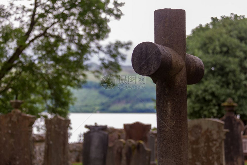 团结的苏格兰卢斯教区堂院落内带有湖泊背景的和碑及传统的图片