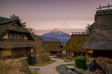 日式老房子和落时青藤山富士风景优美日本人图片