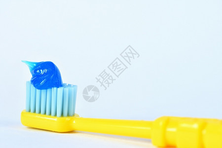 牙刷上的牙膏背景图片