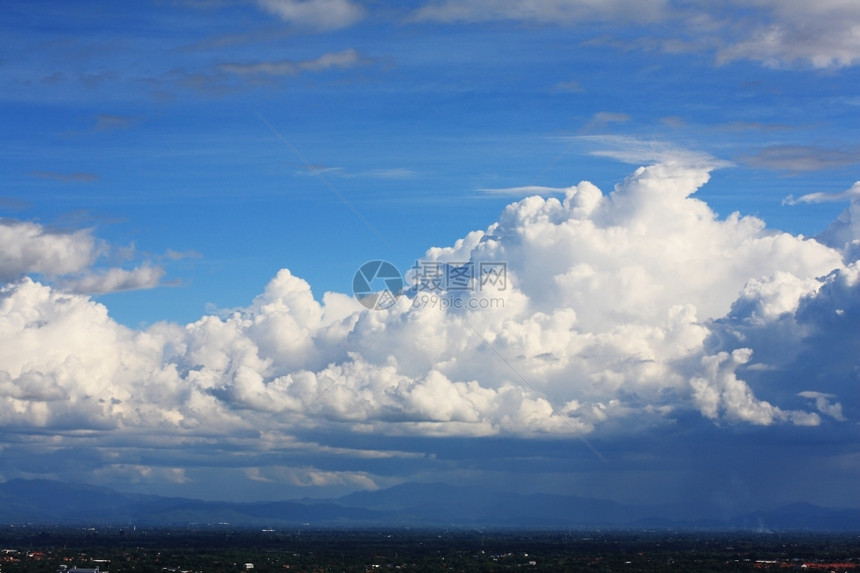 美丽的户外天空镇上多云的气图片