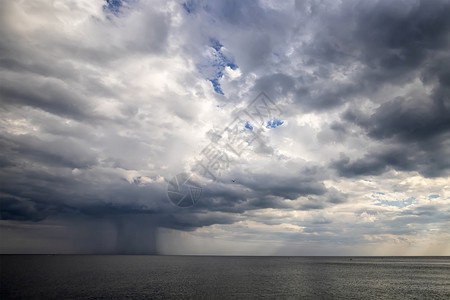 风景优美暴雨云和大笼罩在海面上灰蒙图片