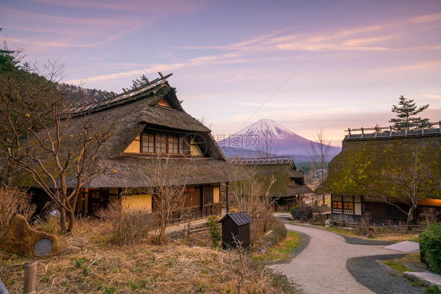 秋季日本山区里的房屋图片