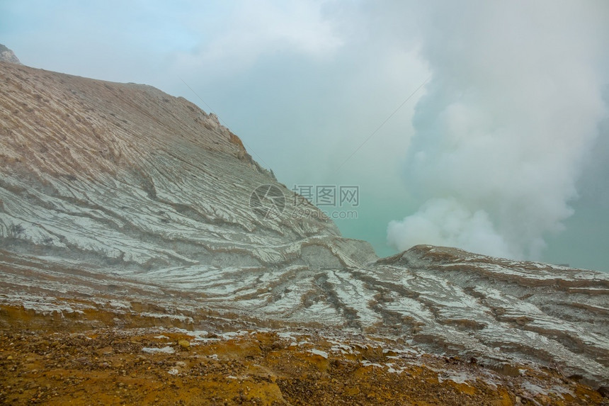 印度尼西亚巴厘岛火山坡面的硫沉积和有毒烟雾以及硫磺火山的无生命轮流抽烟休息有毒的图片