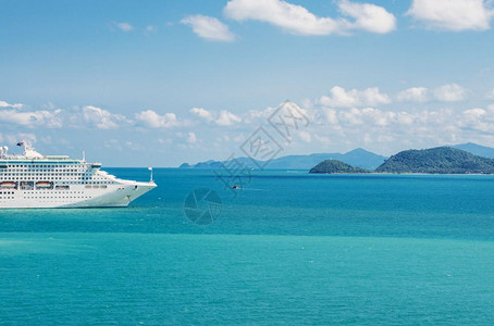 热带美丽的海岸线风景有挂锚游轮波浪航程图片