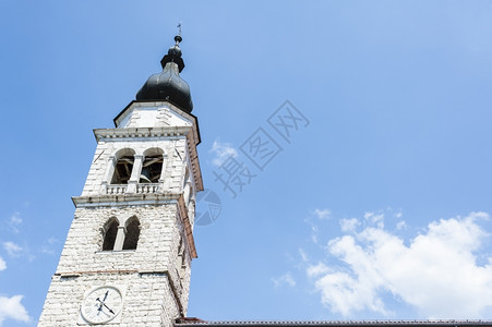 象征宗教的意大利北部一座教堂的钟楼塔石方图片