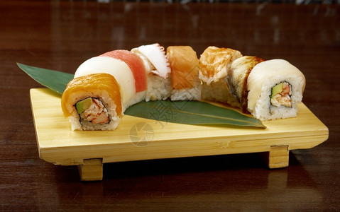 牛油果日本人寿司传统式本食材由熏鱼制成芥末图片
