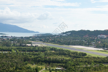 泰国Samui机场是靠近岛上的一棵山树方便地旅行为了海岸线图片