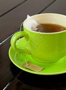 锅木本底的绿茶杯热饮料水图片