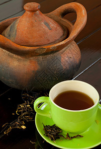 草本植物木底的绿茶杯热棕色的传统图片