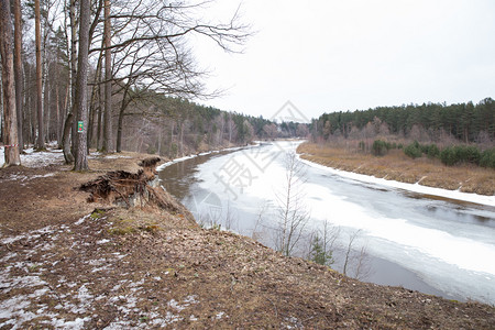 高雅Valmiera市Gauja河冬季雪和冰墙外部图片