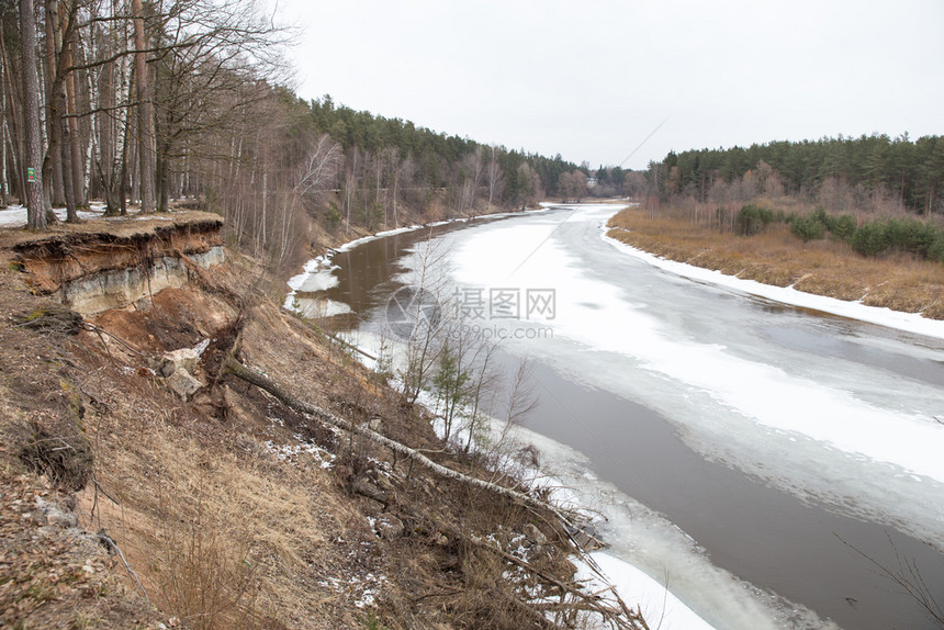 棕色的Valmiera市Gauja河冬季雪和冰萨茹图2018年图片