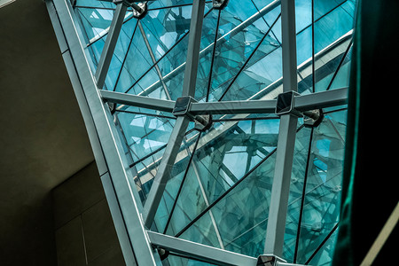 金属几何的墙现代玻璃建筑结构详细图象SM背景图片