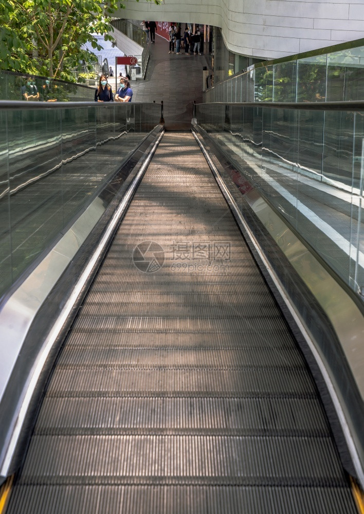 泰国曼谷201年4月6日泰国曼谷现代扶梯楼人们可以搭上现代建筑的设施不突出重点现代的有质感细节图片