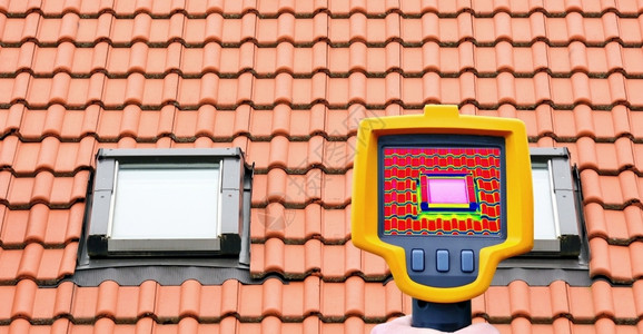 红外线的显示屋顶窗户热量损失的红外成像仪温度指标图片