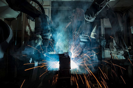 机械生产工业器人在厂中焊接植物图片