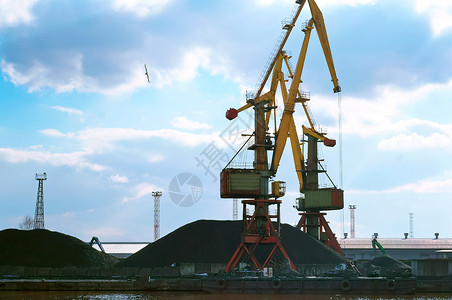 海运码头煤炭贸易港口起重机煤炭贸易港出口航海的货物图片