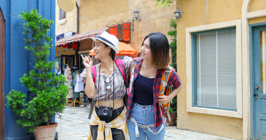 亚洲女背包一起走来去欢乐地拍着照片和观光在假日概念旅行上放松时间快乐的朋友们山图片