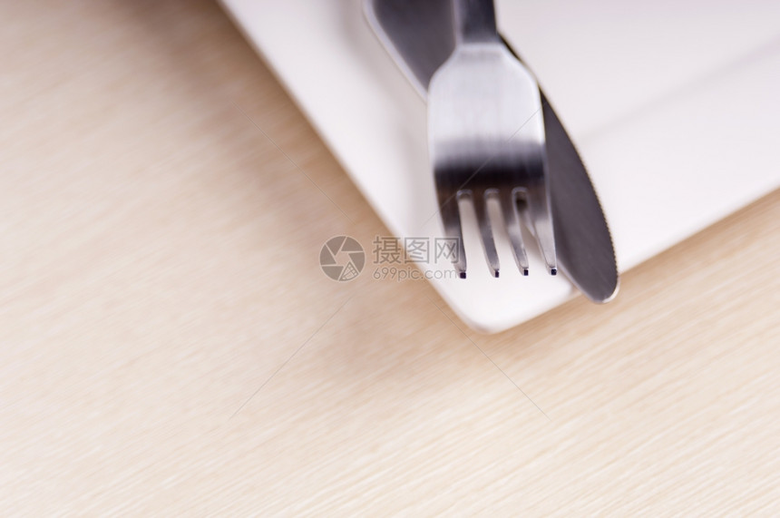 优雅刀片和叉餐具白色的地方在非常浅焦点长椅闪亮图片
