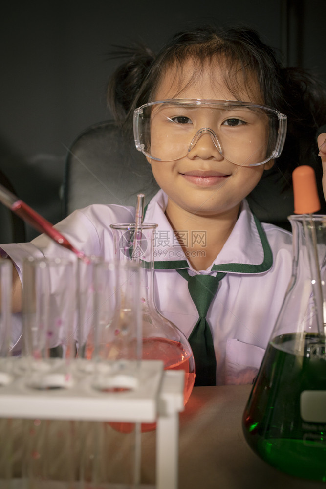 在做化学实验的儿童图片