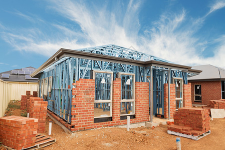 窗户新的住宅建筑砖房有金属架在蓝色的天空上建造一种图片