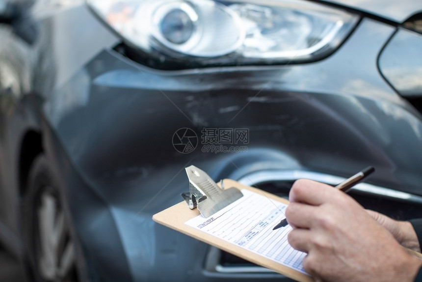 车辆近距离检查汽车损坏和充装修理估计数字的机械检测车修间宣称职业图片