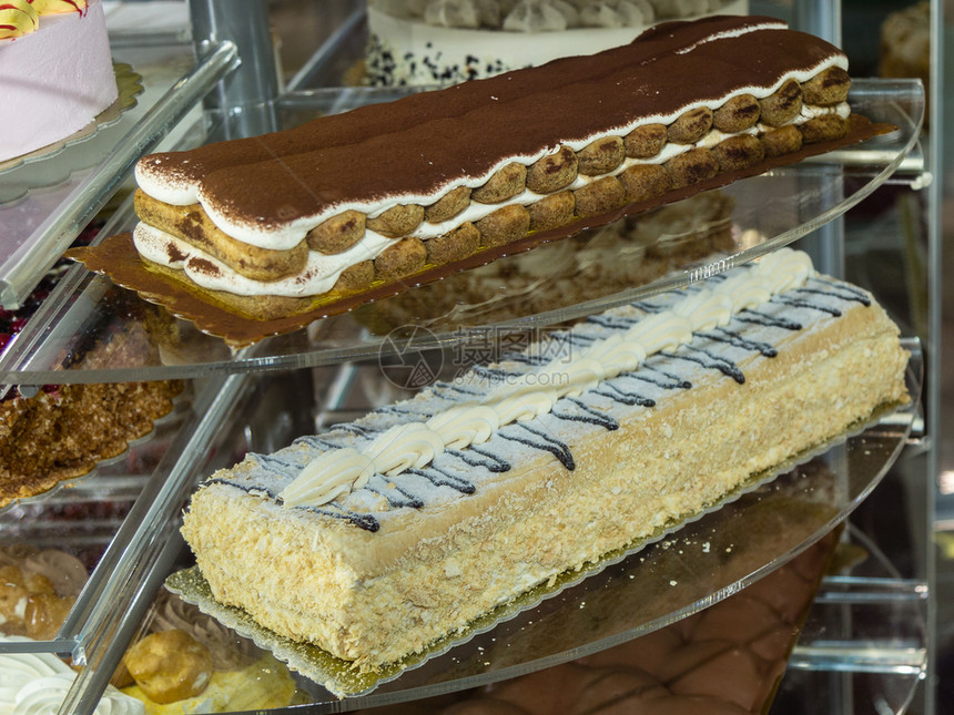 提拉米苏假期糕点展示架内的几种夹心蛋糕点展示架内的几种夹心蛋糕刨冰图片