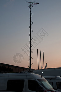 白色广播卡车记录和放现场活动实况转播节目卫星沟通视频图片