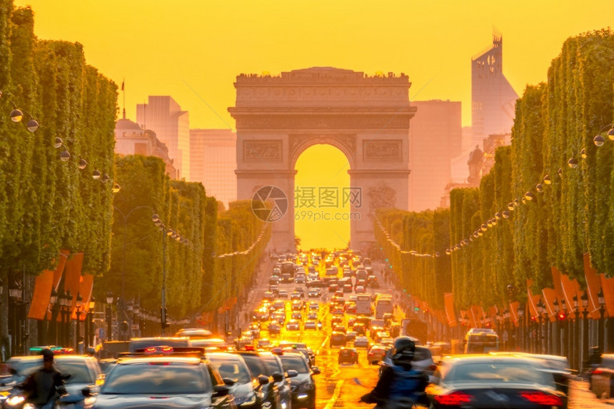 著名的地标弧法国巴黎香普斯ElyseesTriumphal拱门的交通量在红橙日落的背景之下在香普斯Elysees图片